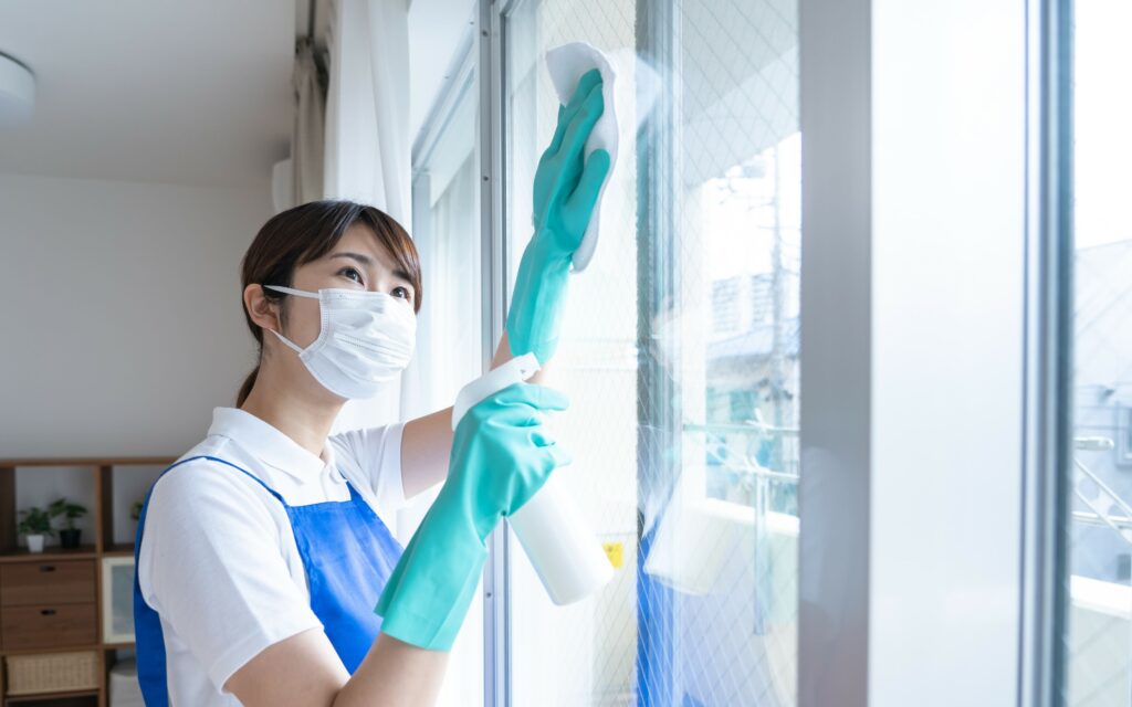 消毒するスタッフ